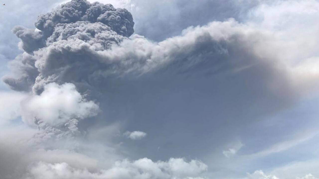 Eruption du volcan de l'île caribéenne de Saint-Vincent, des milliers d'évacuations
