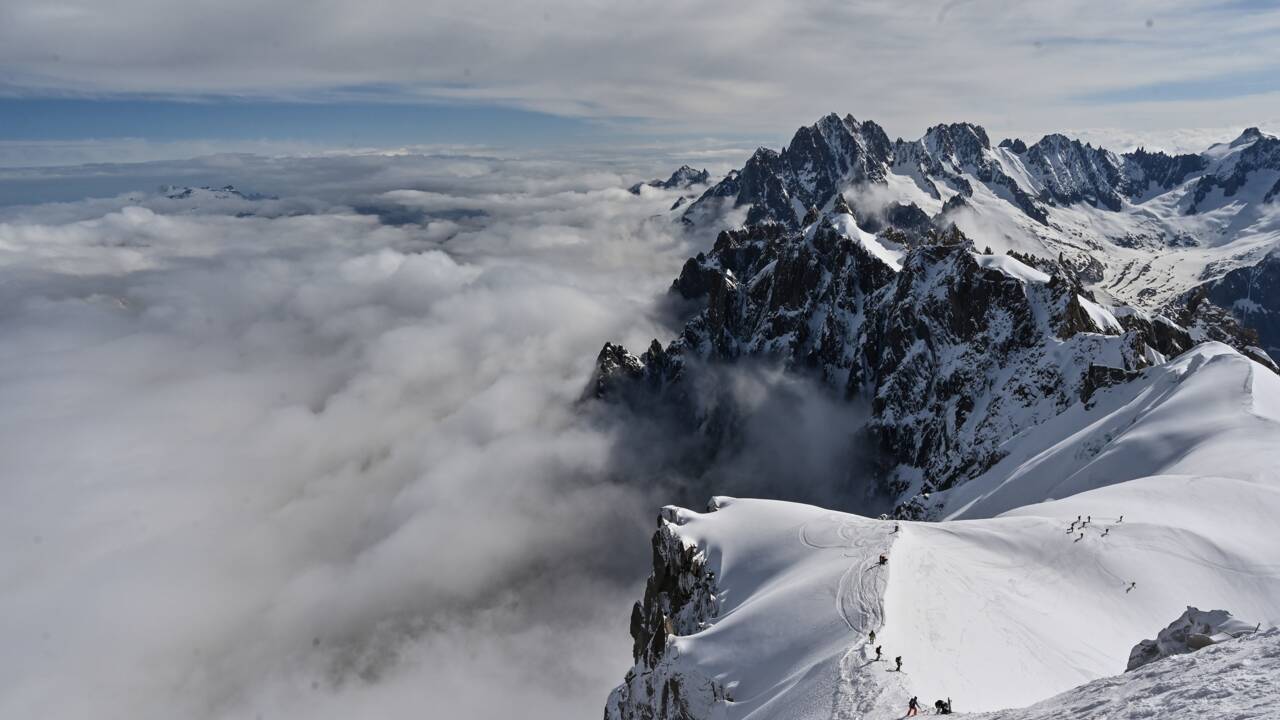 Mont-Blanc: encadrement strict de l'aviation de loisir dans le massif