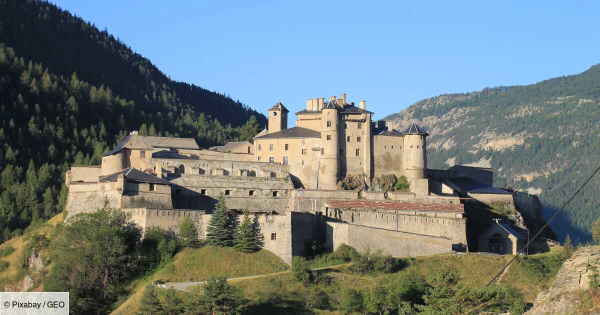 Hautes Alpes Un Chateau Du Moyen Age Renforce Par Vauban Vendu Aux Encheres Geo Fr