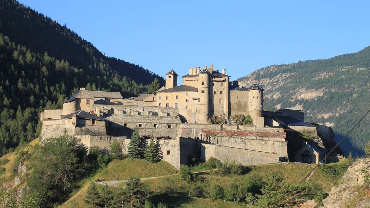 Hautes-Alpes : un château du Moyen-Age renforcé par Vauban vendu aux enchères