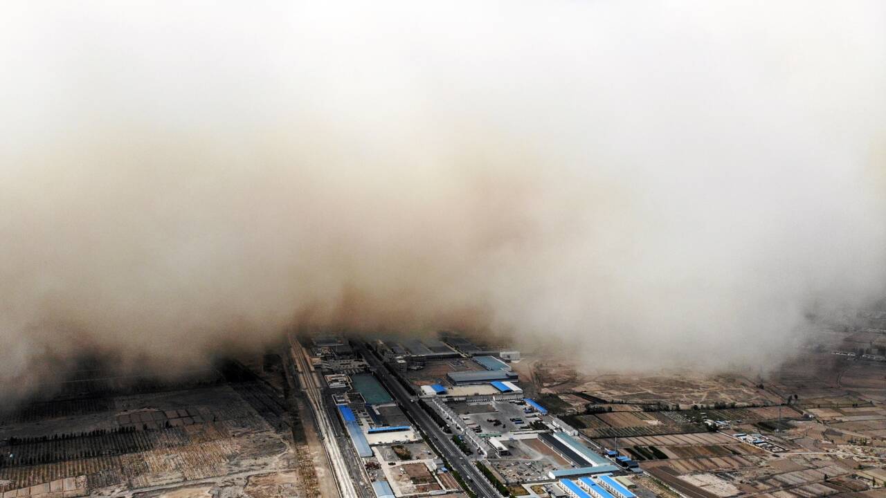 Chine : une immense tempête de sable "avale" une ville