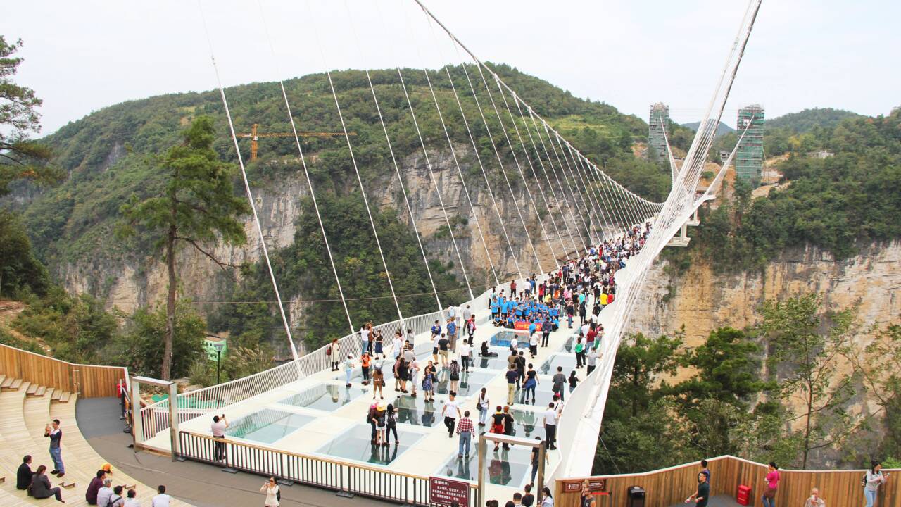 En Chine, un pont de verre cède et piège un touriste à 100 m de haut