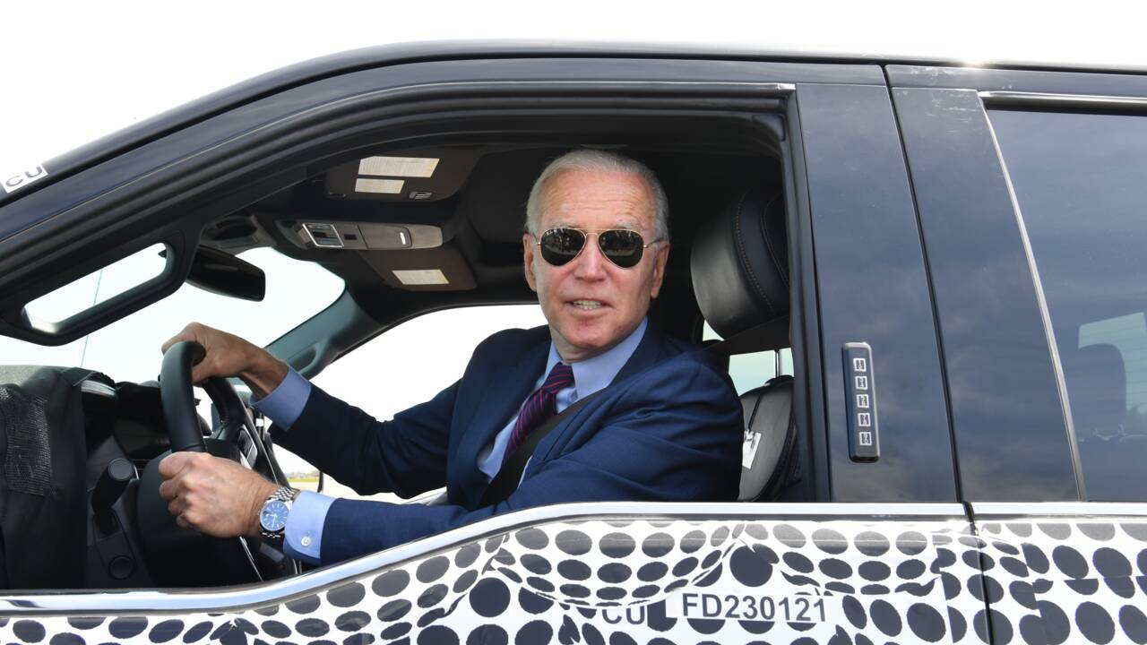 Biden, le "car guy", assure que l'avenir de la voiture électrique sera américain