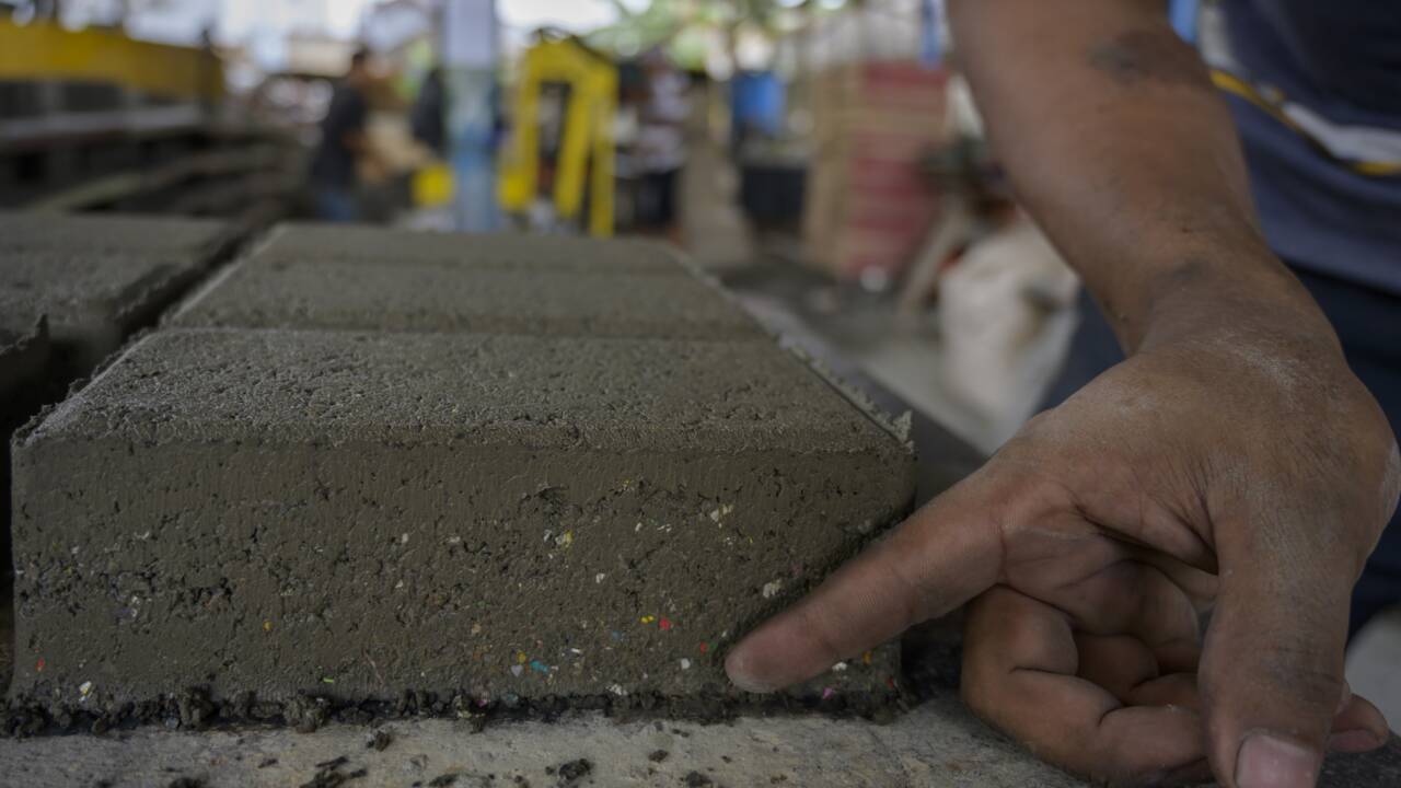Brique après brique, deux Indonésiennes s'attaquent à l'invasion du plastique