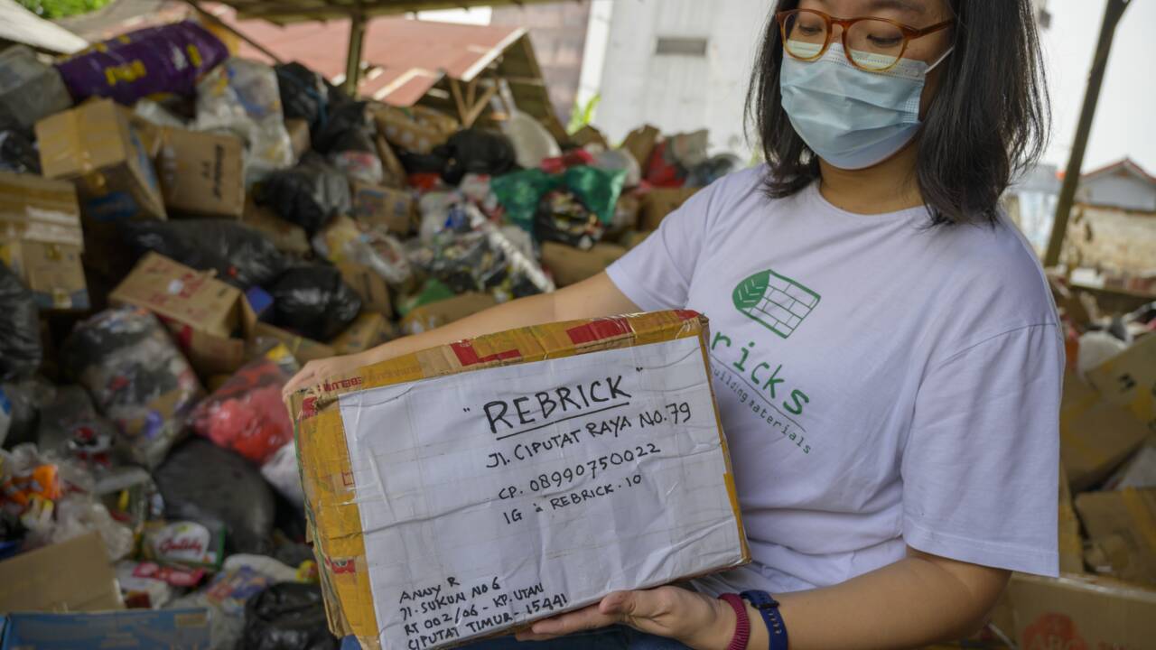 Brique après brique, deux Indonésiennes s'attaquent à l'invasion du plastique