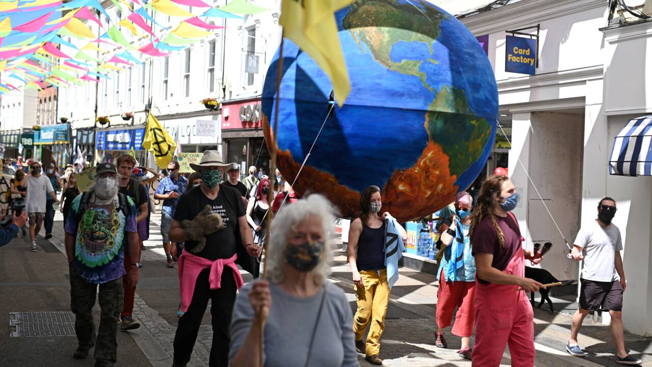 Masques et cortège rouge: des milliers de manifestants exhortent le G7 à agir pour le climat