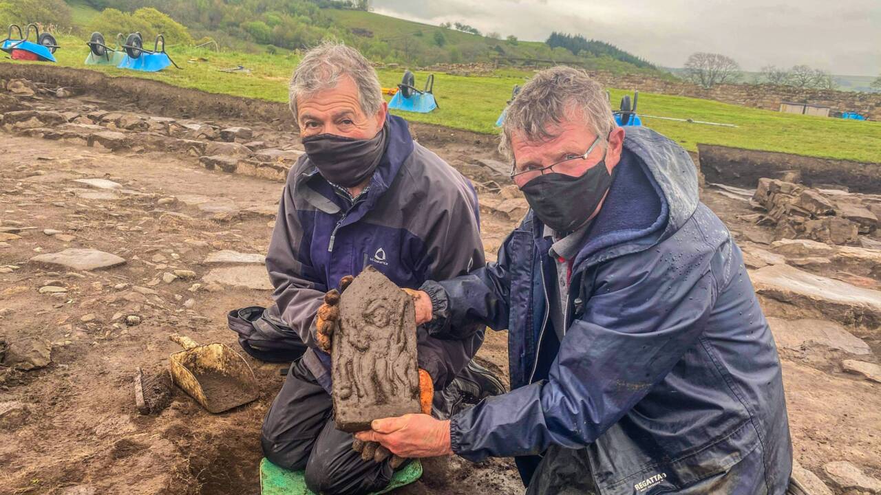 Angleterre : une pierre sculptée montrant un cavalier armé découverte dans les ruines d'un fort romain