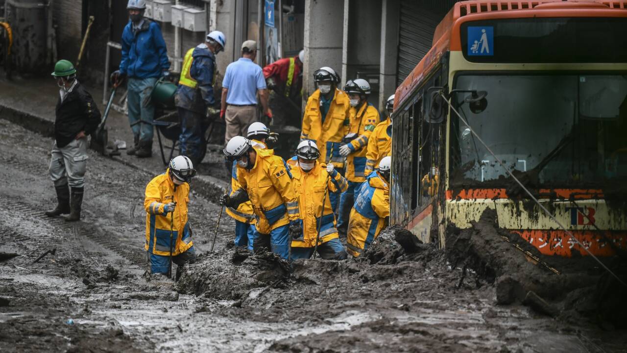 Au Japon, les secouristes cherchent des survivants après la coulée de boue