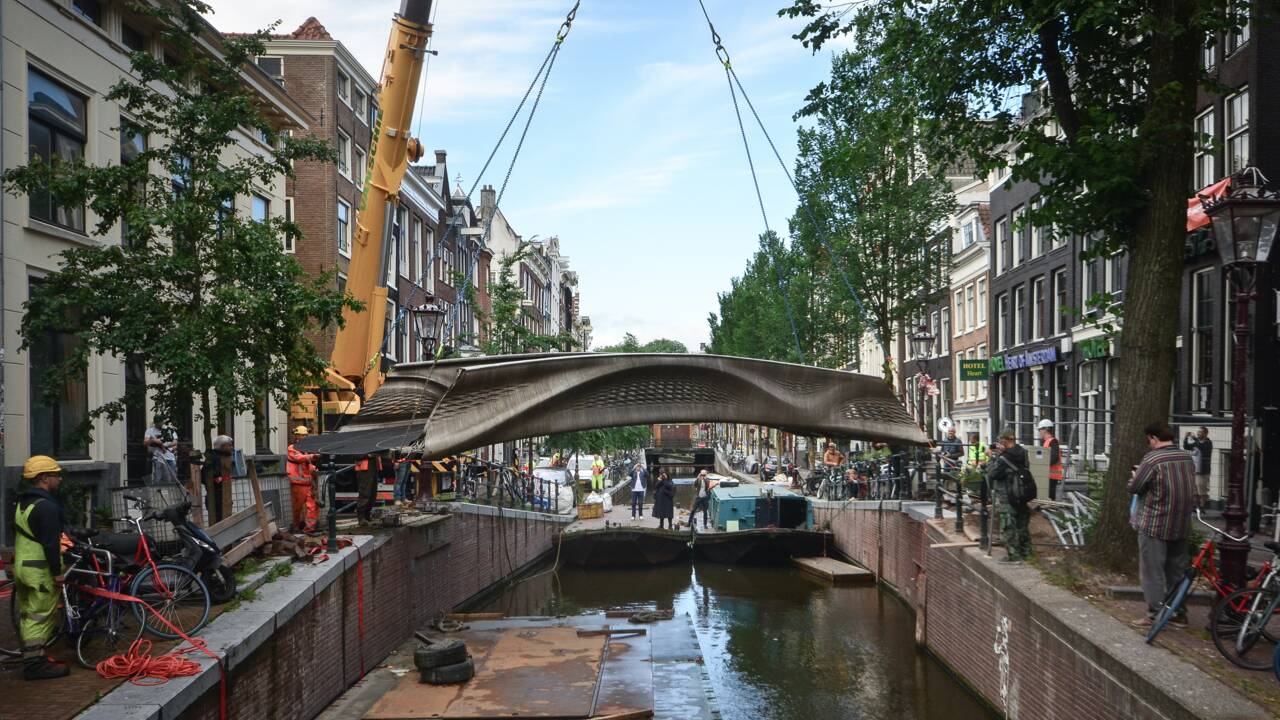 Amsterdam inaugure le premier pont en acier imprimé en 3D
