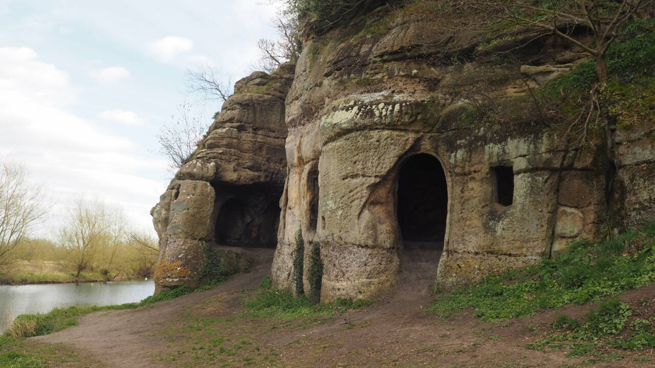 Angleterre : une grotte identifiée comme la maison d'un roi en exil il y a 1200 ans