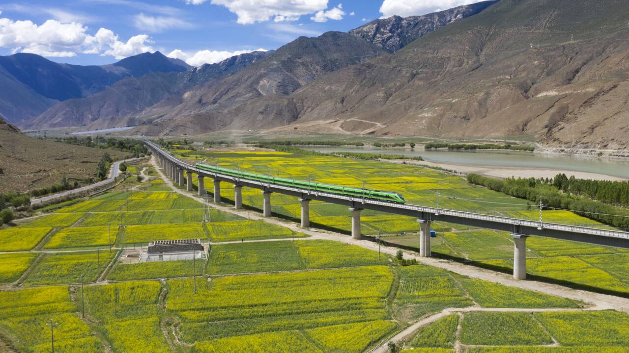 Au Tibet, ce train perché à 3000 mètres d'altitude doit être alimenté en oxygène