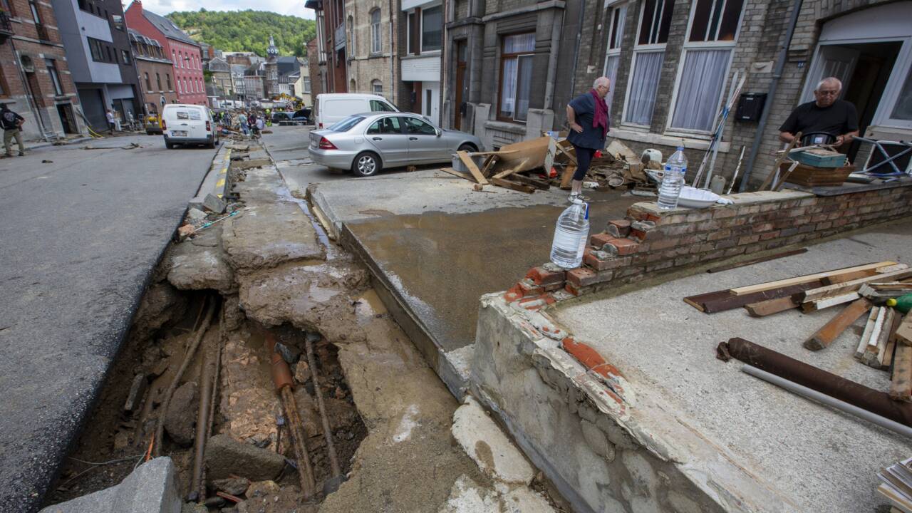 Belgique : à Dinant, déblayage et désolation après un torrent de boue
