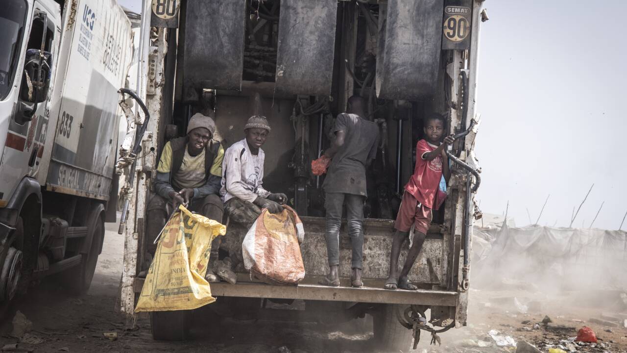 L'avenir en pointillé des "récupérateurs" de la décharge de Dakar
