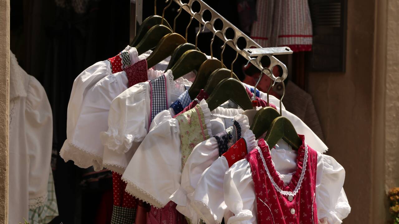 Autriche : le "Dirndl", une robe alpine plus en vogue que jamais