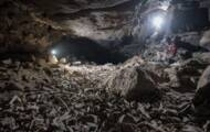 Des milliers d’ossements accumulés par des hyènes trouvés dans un tunnel de lave en Arabie saoudite