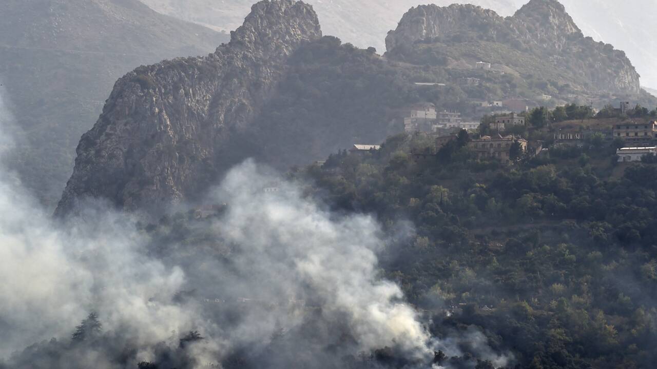 Algérie: la lutte contre les incendies progresse, une population sous le choc