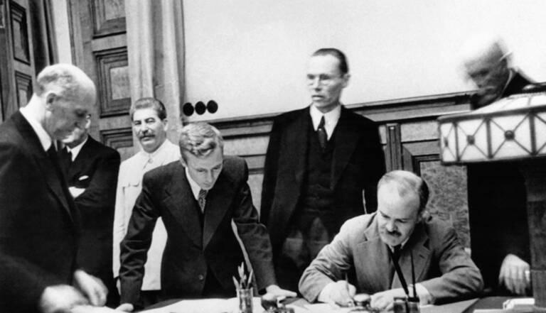 pacte-germano-sovietique-les-coulisses-dun-accord-secret-entre-hitler-et-staline.jpg
