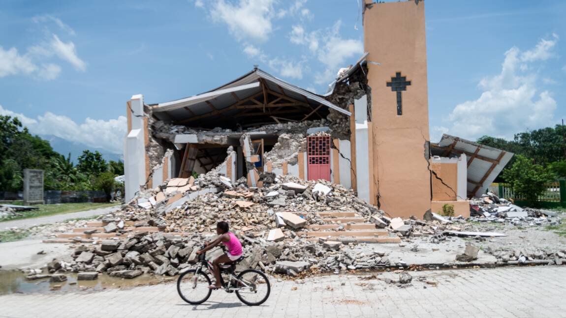 Séisme en Haïti: près de 2.200 morts, difficultés pour acheminer l'aide aux sinistrés