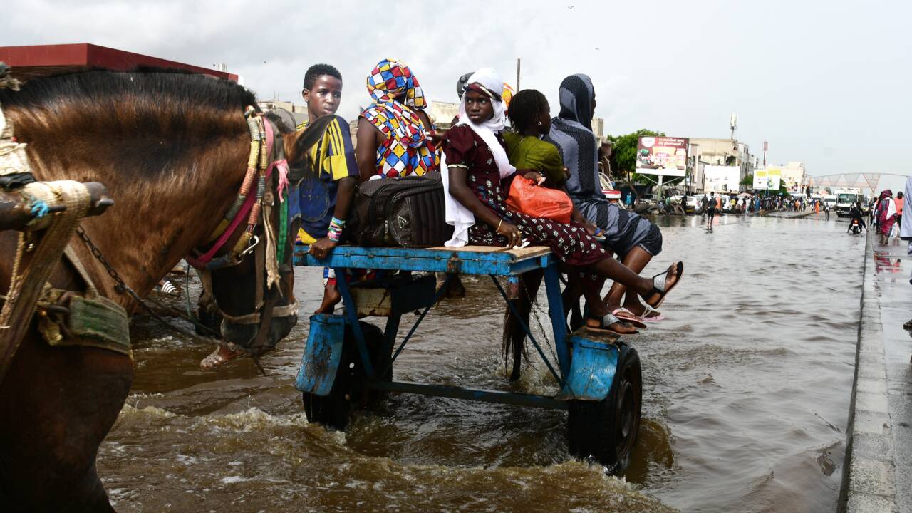 Les pieds dans l'eau, Dakar s'attend au pire