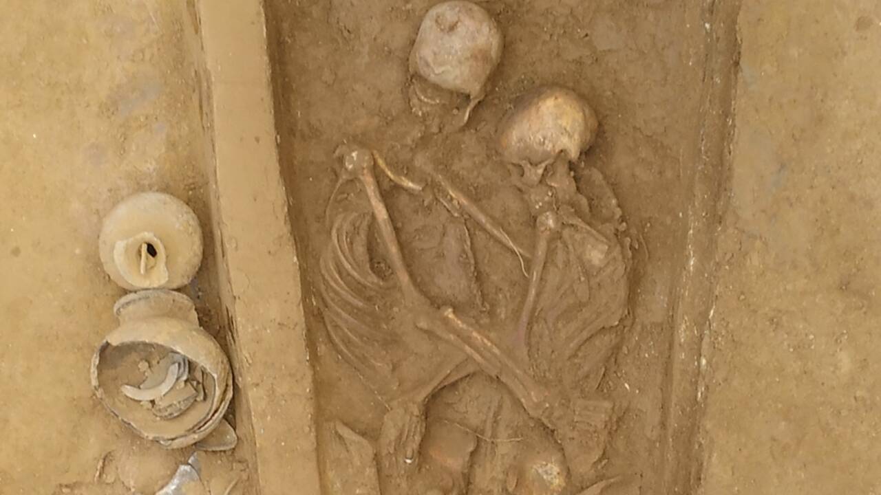 Un couple mort il y a plus de 1500 ans découvert enlacé dans une tombe en Chine