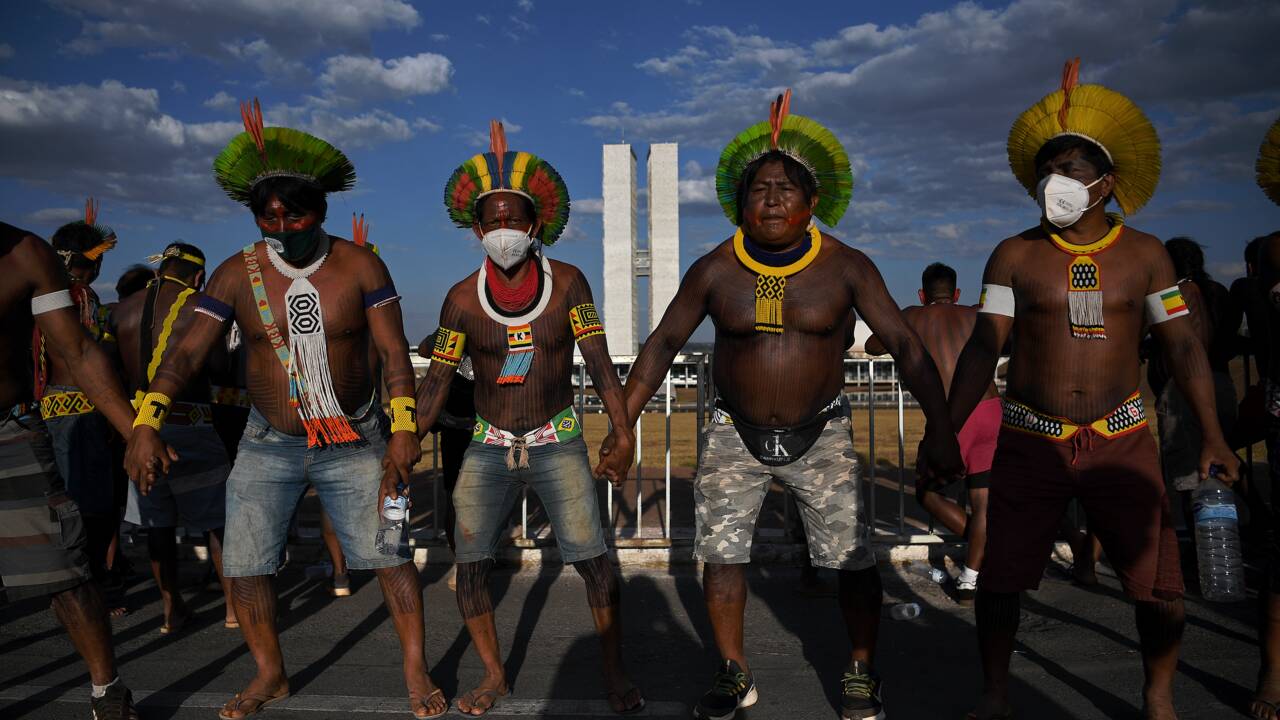 Brésil: des milliers d'indigènes en marche vers la Cour suprême pour leurs terres