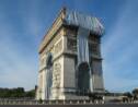 Arc de Triomphe : premier "déroulé de tissu" pour l'empaquetage du monument, oeuvre posthume de Christo