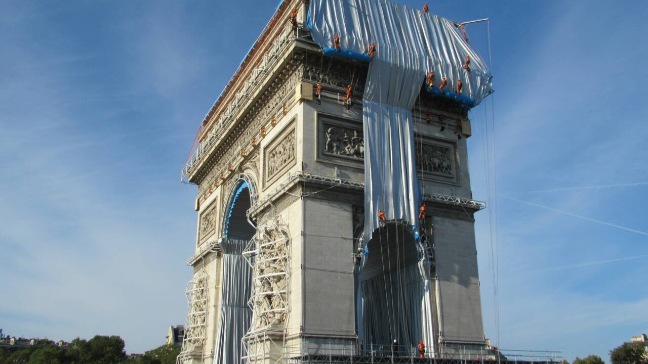 Arc de Triomphe : premier "déroulé de tissu" pour l'empaquetage du monument, oeuvre posthume de Christo