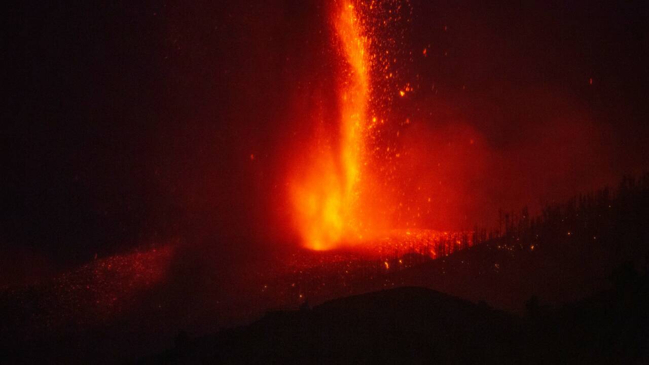 Eruption volcanique aux Canaries : la lave avance lentement, mais jusqu'où ?