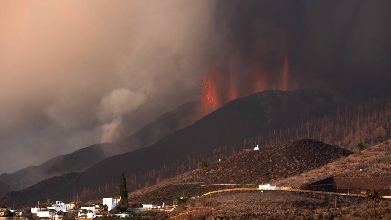 Eruption aux Canaries: l'aéroport de La Palma rouvre mais les vols restent suspendus