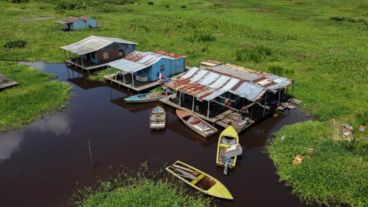 Venezuela: la mort lente d'un village sur pilotis submergé par la boue