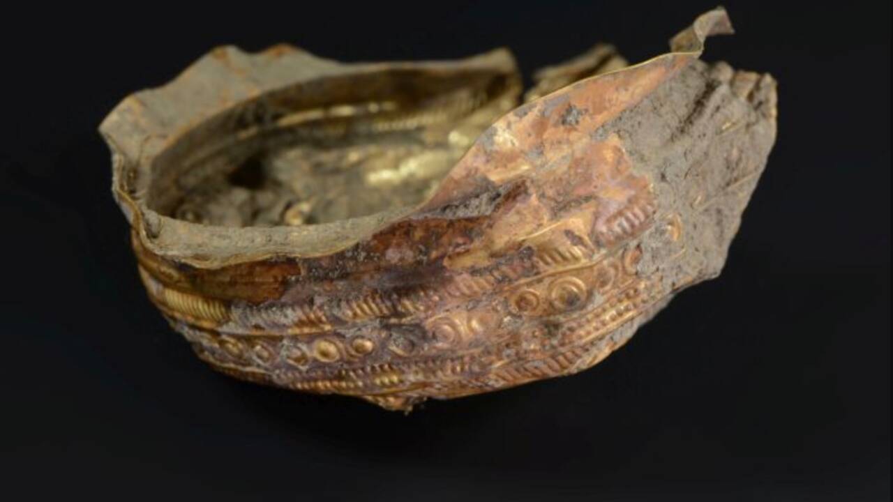 Autriche : des archéologues découvrent un bol en or de plus de 3000 ans, décoré d'un motif solaire