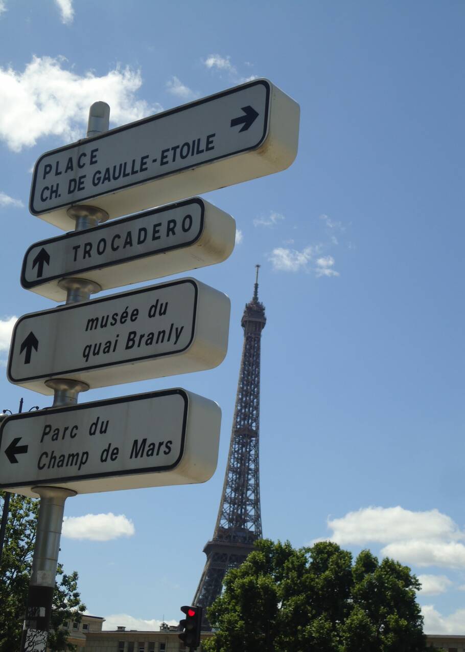 Pollution visuelle : les panneaux de signalisation directionnels vont-ils être supprimés à Paris ?