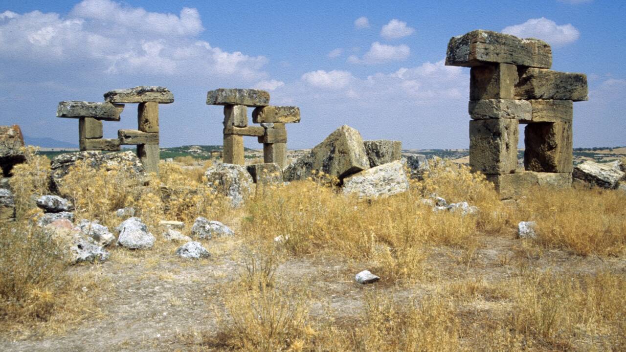 Des tombes ornées et taillées dans la pierre il y a 1800 ans mises au jour en Turquie 
