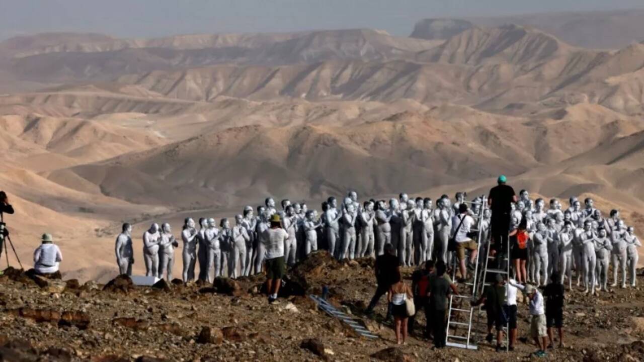 Israël: l'artiste Spencer Tunik fait poser des personnes nues près de la mer Morte menacée d'assèchement