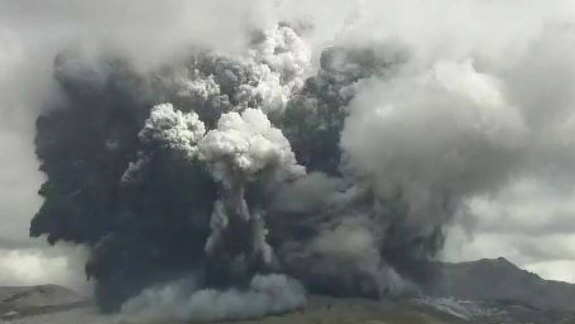 Eruption spectaculaire du volcan Aso au Japon