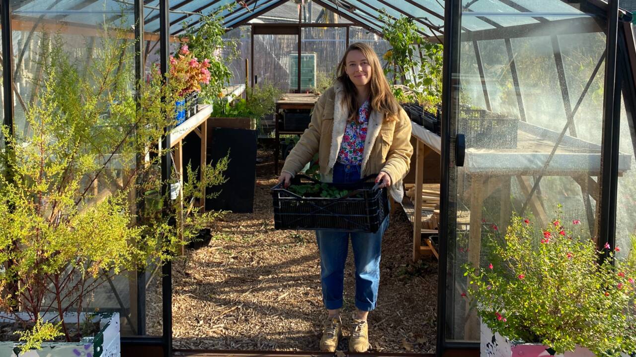 Portrait : avec sa chaîne YouTube "Ta Mère Nature", elle raconte sa reconversion comme agricultrice urbaine