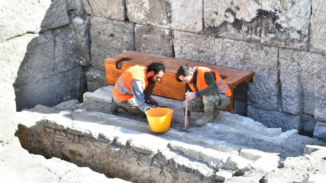 Des latrines retrouvées dans les vestiges d'un théâtre antique en Turquie