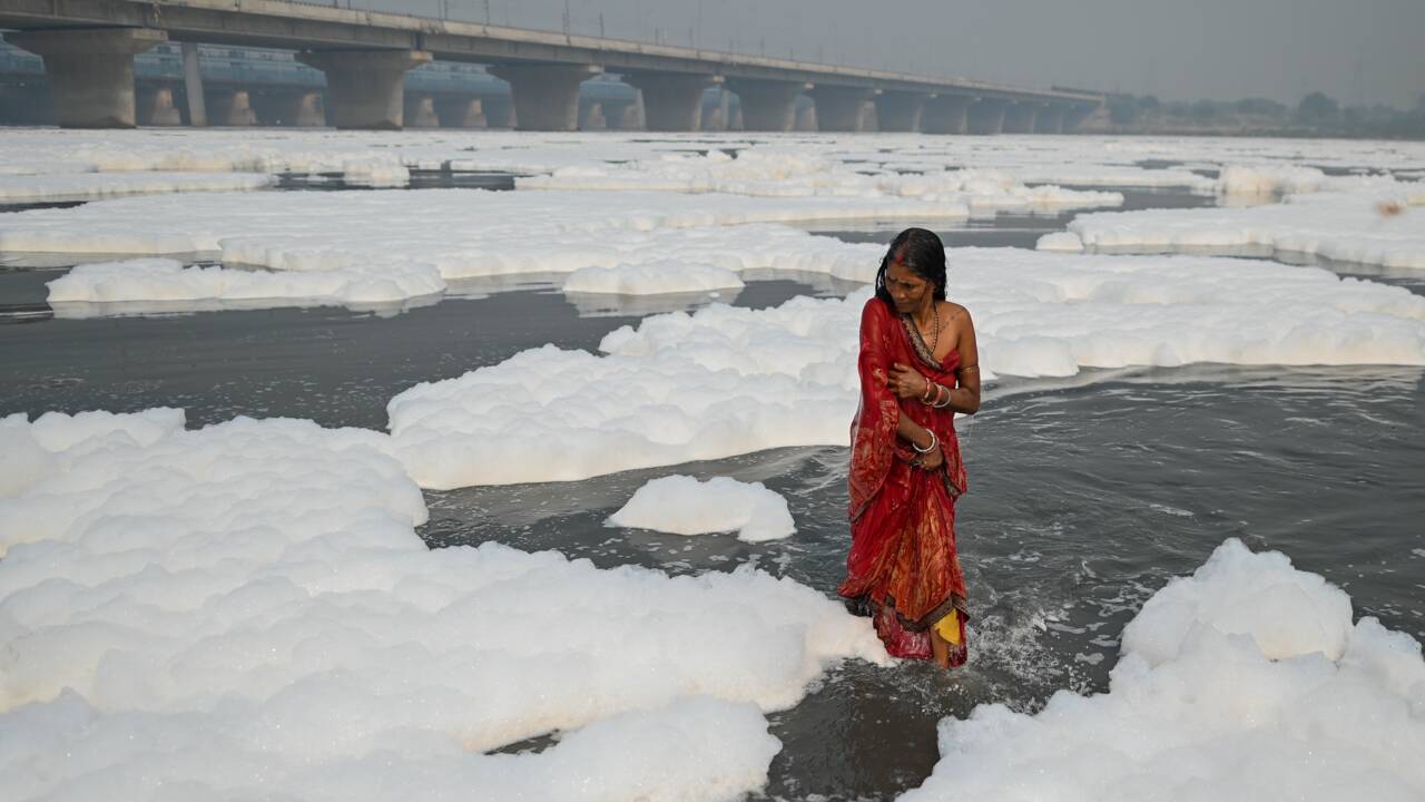 Inde: la Yamuna, rivière sacrée, se couvre d'une mousse toxique
