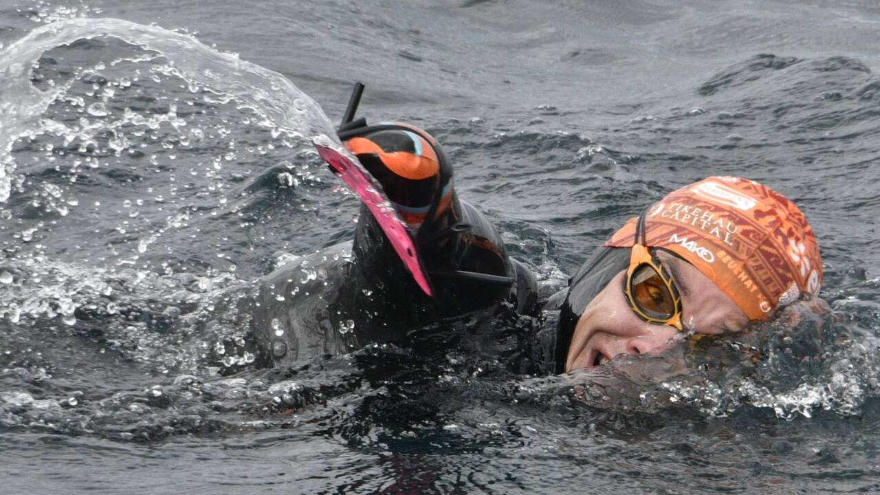 Théo Curin, nageur quadri-amputé, s'est élancé dans sa traversée du lac Titicaca
