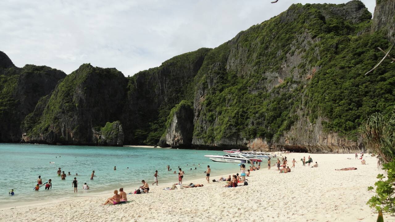 Thaïlande : Maya Bay, la célèbre baie du film "La plage", a rouvert aux touristes le 1er janvier 2022
