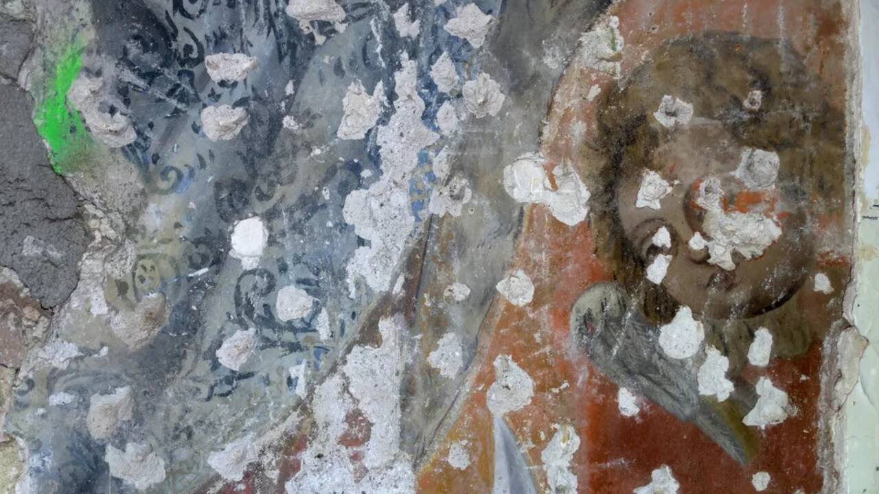 Deux fresques anciennes découvertes sur les murs d'un hôtel en Provence