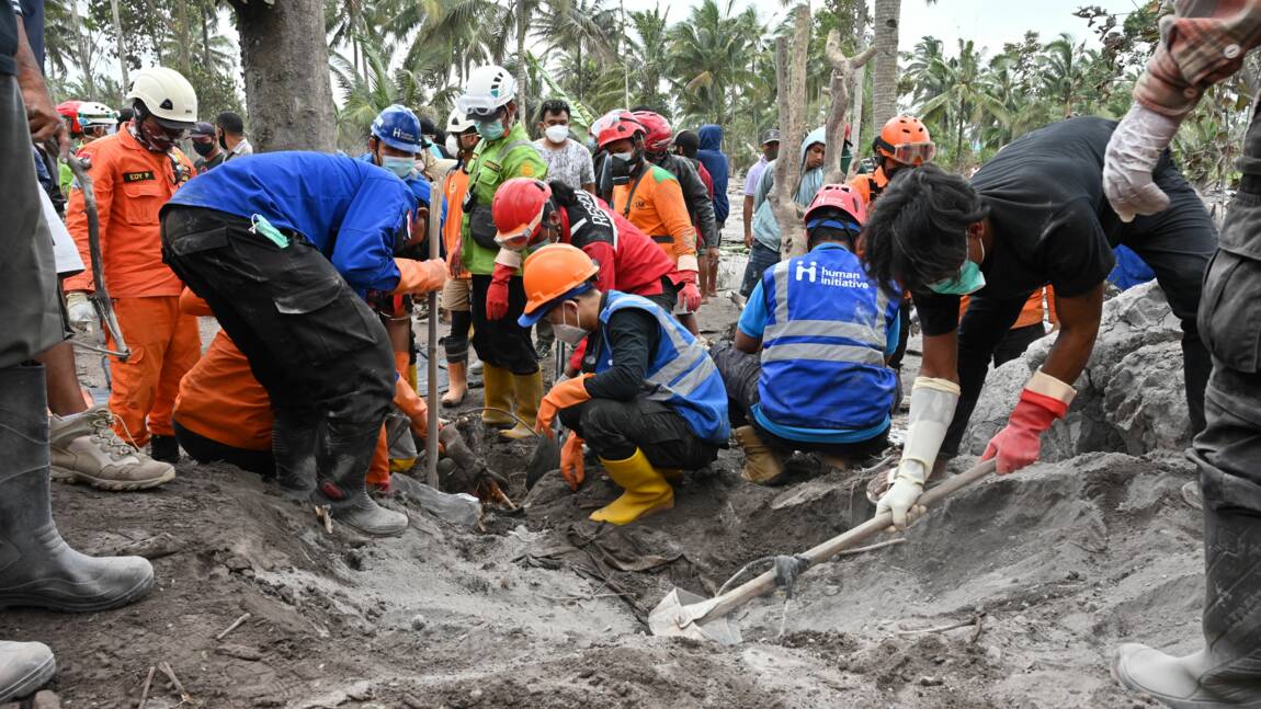 Eruption du Semeru en Indonésie : l'activité du volcan ralentit les secours et le bilan s'alourdit 
