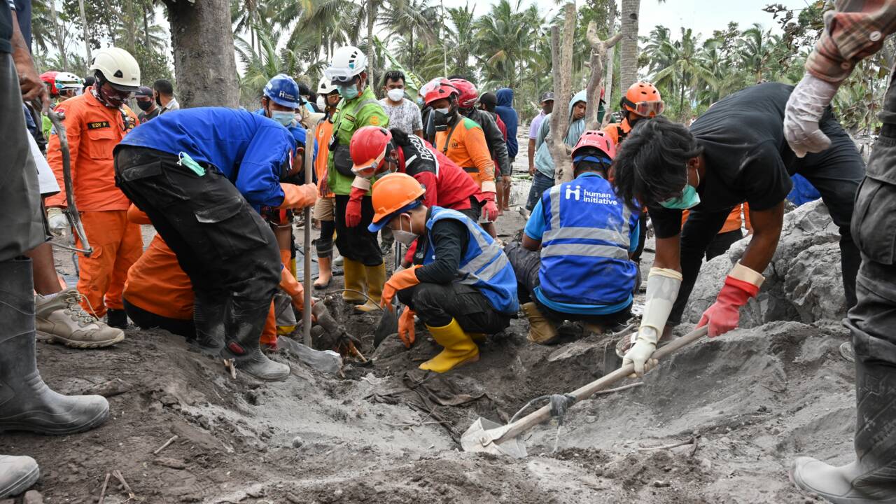 Eruption du Semeru en Indonésie : l'activité du volcan ralentit les secours et le bilan s'alourdit 
