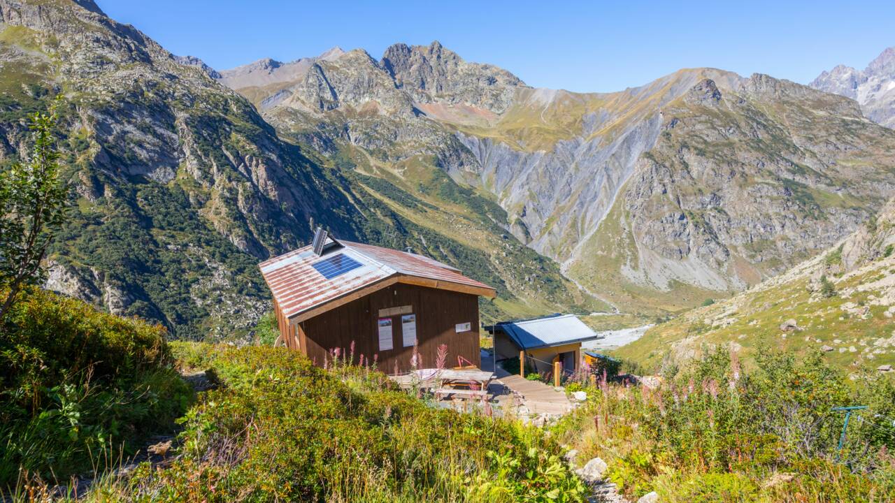 Alpes : ce refuge perché à 2 200 mètres dans le massif des Ecrins recherche son futur gardien
