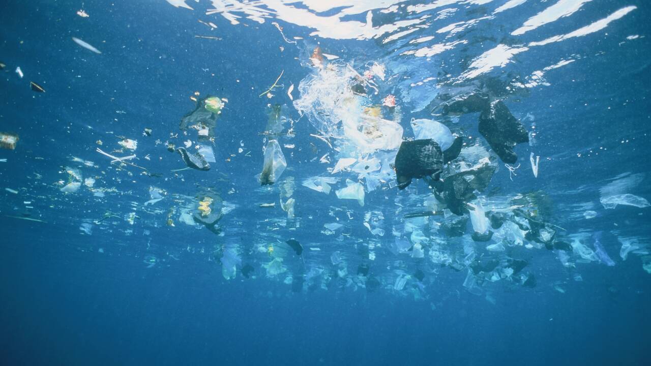 Comment des satellites peuvent aider à traquer les microplastiques qui polluent les océans
