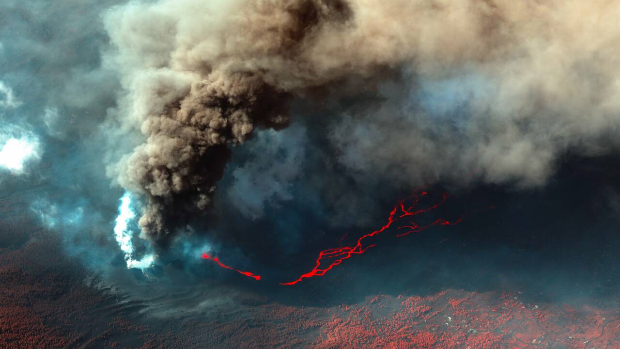 Eruption volcanique aux Canaries : 33 000 personnes confinées à cause des émissions de gaz