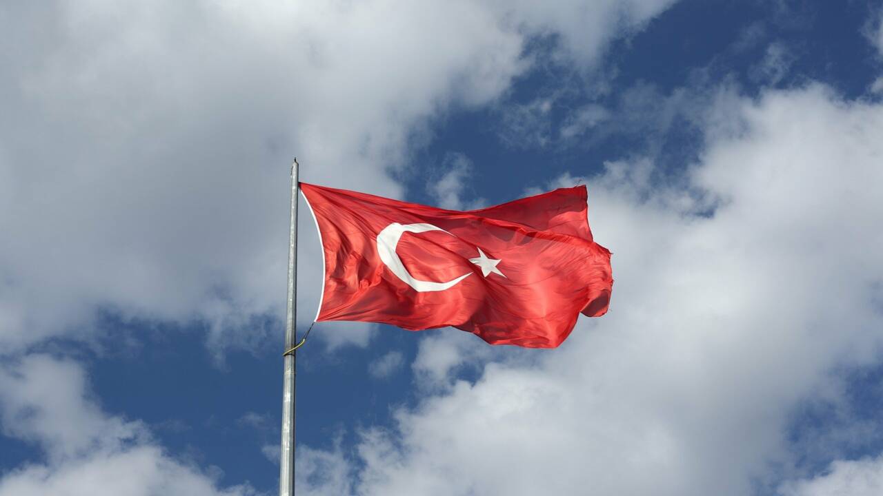 Economie : comment expliquer l'effondrement de la livre turque ?