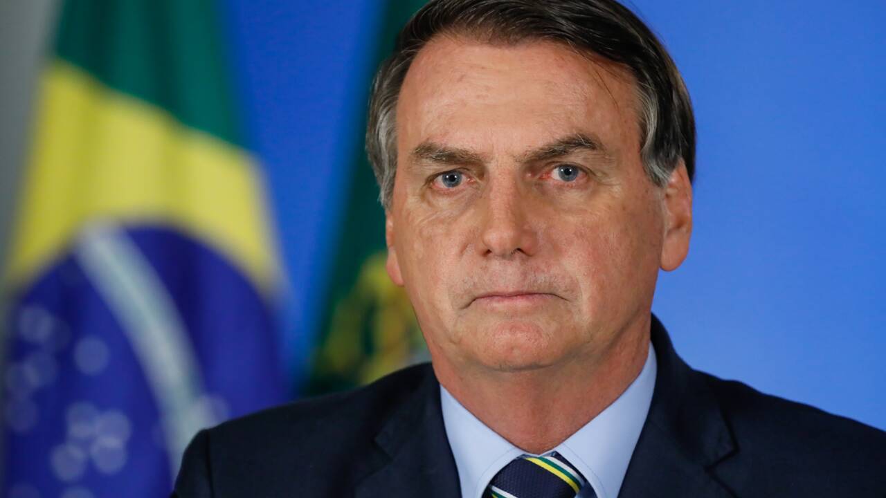 Brésil: le président Bolsonaro hospitalisé d'urgence