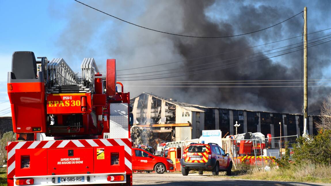 Bouches-du-Rhône : un incendie dans la commune de Saint-Chamas crée une pollution "comparable à celle de Pékin"