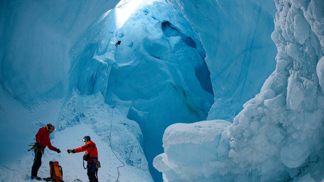 En immersion sous la calotte glaciaire, ce géologue a exploré les entrailles du Groenland